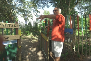 Depuis quelques années Gérard Bricet participe au jardin partagé de la rue de Suède.