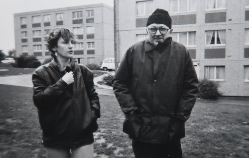 1987, à la cité. Martine, 32 ans, et le père Joseph Wresinski. © ATD Quart Monde