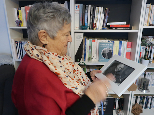 Avec la photo du père Joseph en bonne place dans la bibliothèque