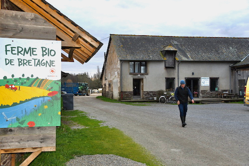 En arrière plan la ferme, le magasin et le fournil à droite