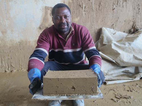 Yassia expliquant la fabrication des briques
