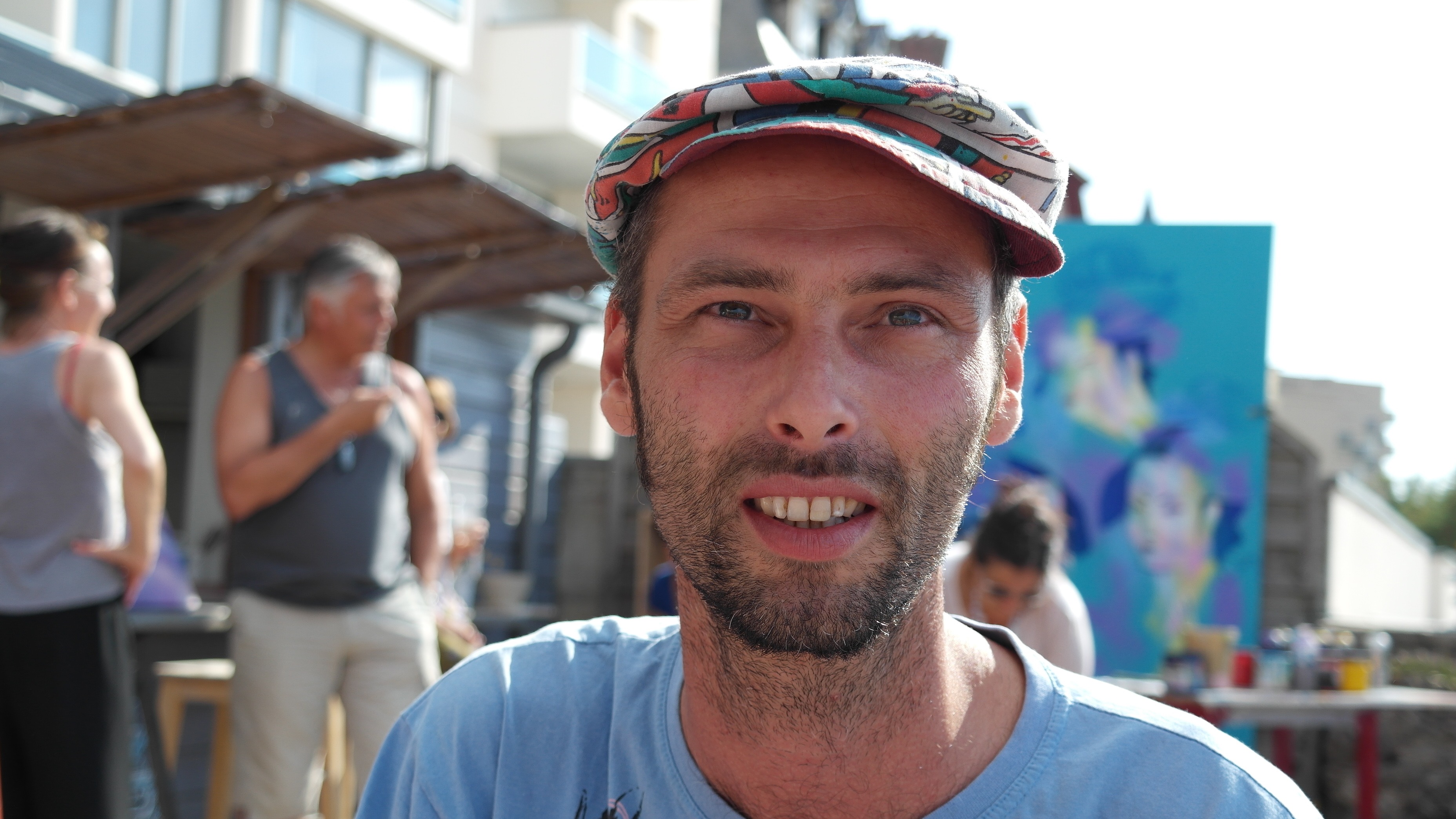 Héol en interview à la terrasse de l'hôtel des Charmette à Saint Malo, le 8 Août 2015 Héol en interview à la terrasse de l'hôtel des Charmette à Saint Malo, le 8 Août 2015