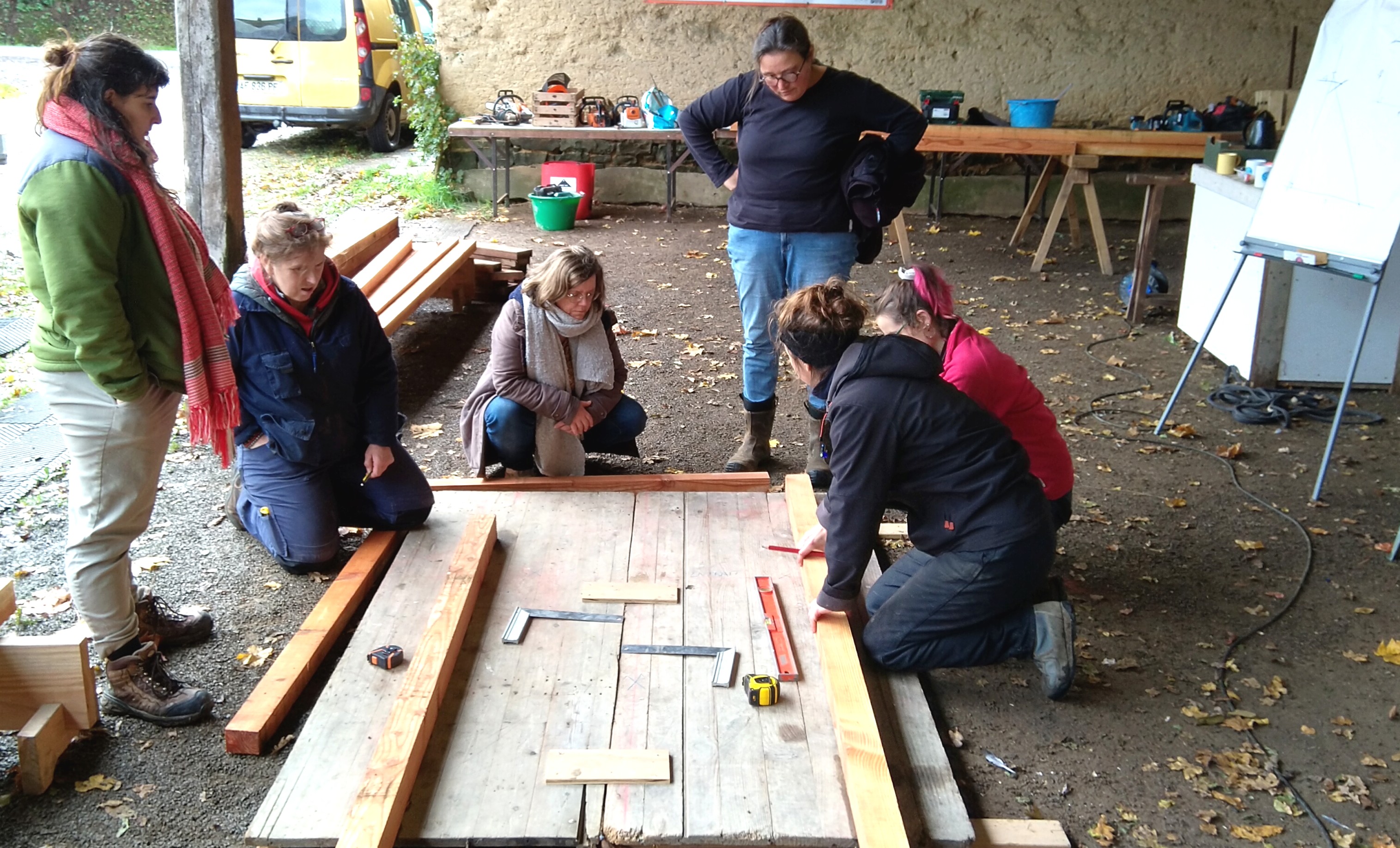 Une formation à la conception et construction de charpente en bois a été organisée avec deux charpentières.(Photo Adage) Une formation à la conception et construction de charpente en bois a été organisée avec deux charpentières.(Photo Adage)