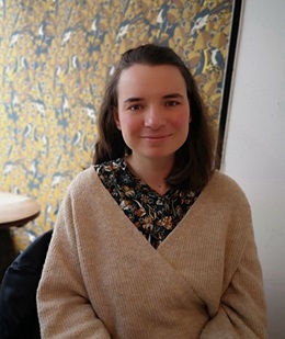 Noémie facilite les échanges et informe sur les droits des citoyens.