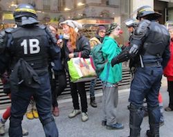 A Paris, du théâtre de rue interrompu par la police