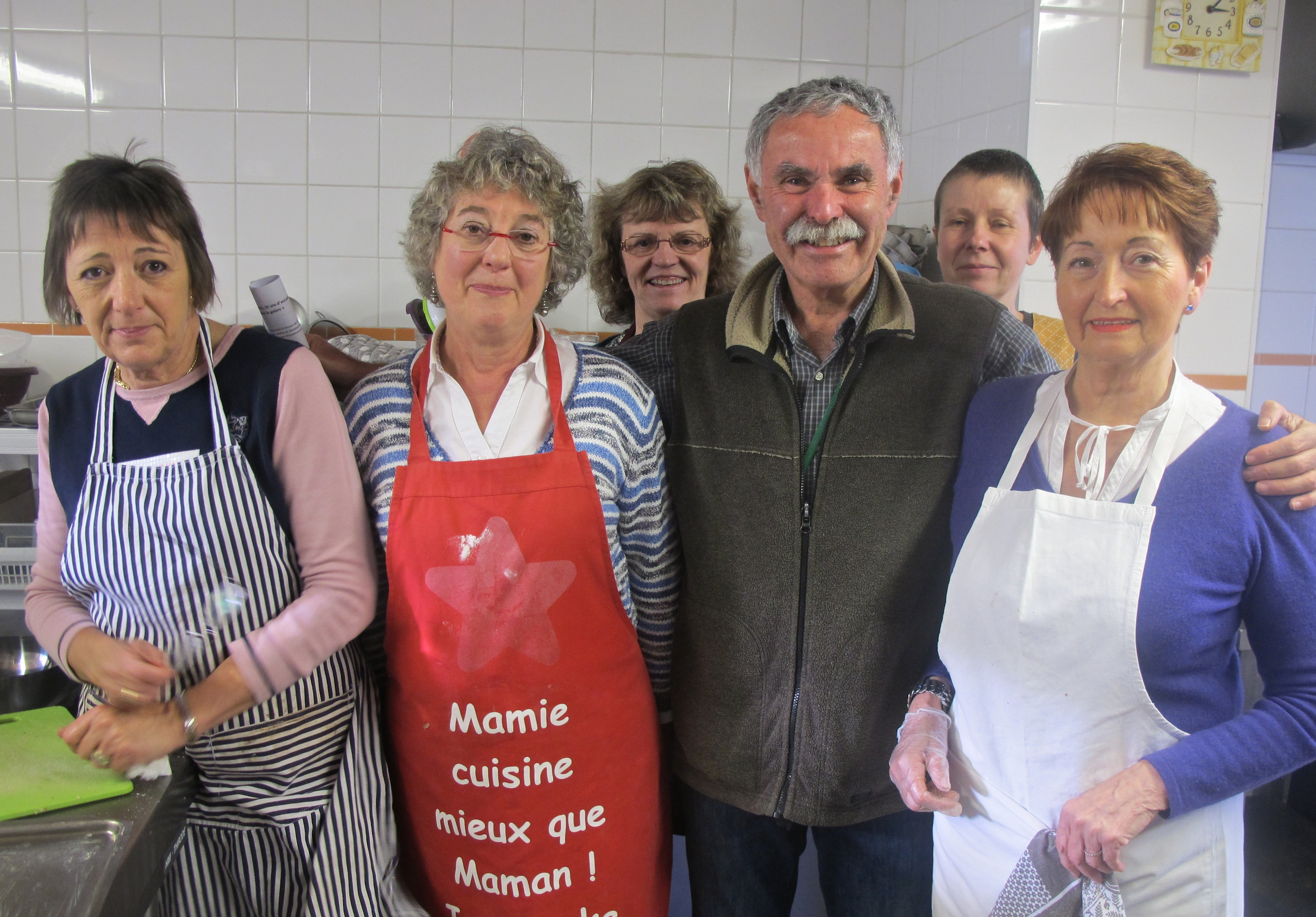 A la cuisine avec cinq des 75 bénévoles