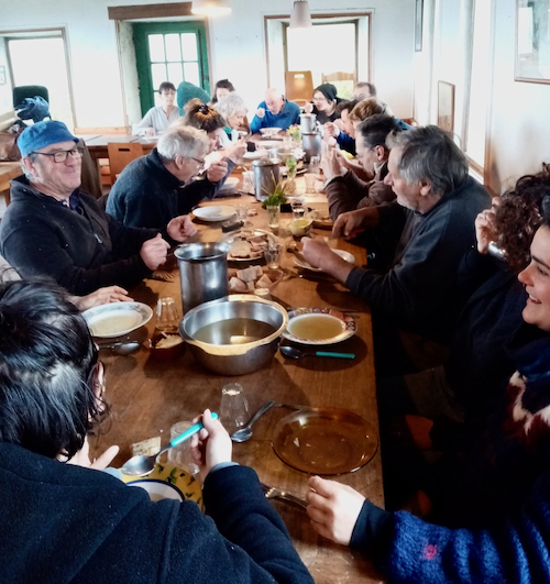 Repas de midi : rencontre entre bénévoles, salariés et stagiaires
