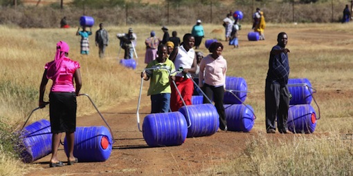 Deux Sud-Africains ont inventé un rouleau pour transporter l’eau facilement