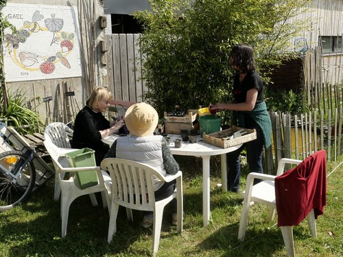 Sur un tableau, sont inscrites les tâches de la semaine. Ainsi chacun ou chacune peut choisir sa tâche. Sur un tableau, sont inscrites les tâches de la semaine. Ainsi chacun ou chacune peut choisir sa tâche.