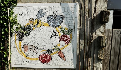 La mosaïque illustre les activités du jardin. La mosaïque illustre les activités du jardin.