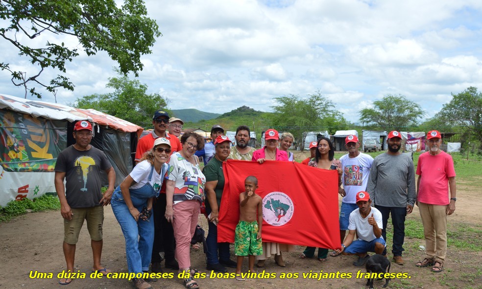Uma dúzia de camponeses dá as boas-vindas aos viajantes franceses.