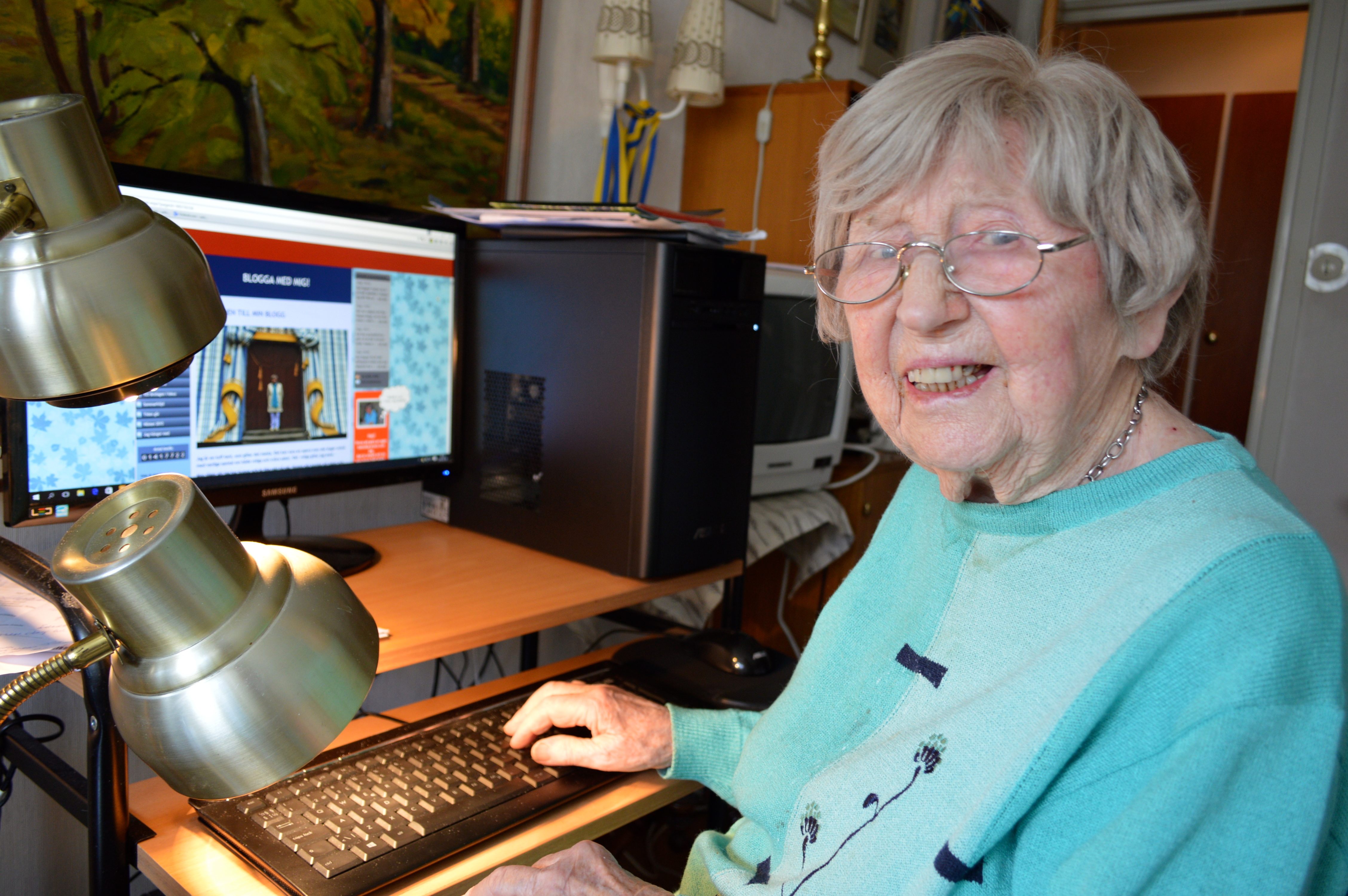 Dagny Carlsson a commencé ses cours d'informatique à l'âge de 99 ans.