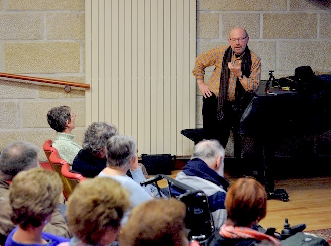 Initiateur et principal artisan du webmagazine depuis 5 ans, Michel Rouger souhaite en faire une plate-forme ouverte aux initiatives éditoriales (écrites et multimédia), entrant dans l'esprit et les valeurs fondatrices du projet. Une manière aussi pour lui de libérer du temps pour d'autres projets. Initiateur et principal artisan du webmagazine depuis 5 ans, Michel Rouger souhaite en faire une plate-forme ouverte aux initiatives éditoriales (écrites et multimédia), entrant dans l'esprit et les valeurs fondatrices du projet. Une manière aussi pour lui de libérer du temps pour d'autres projets.