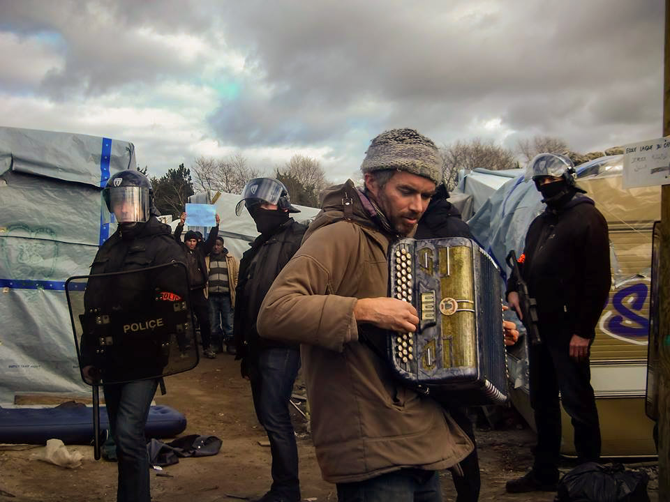 « Dans les écoles, quand je raconte l’hospitalité que j’ai reçue dans les familles syriennes, puis quand je raconte mon quotidien dans les camps des migrants, pour les enfants c’est tellement clair que ce n’est pas juste, il n’y a pas besoin d’avoir un discours militant. »