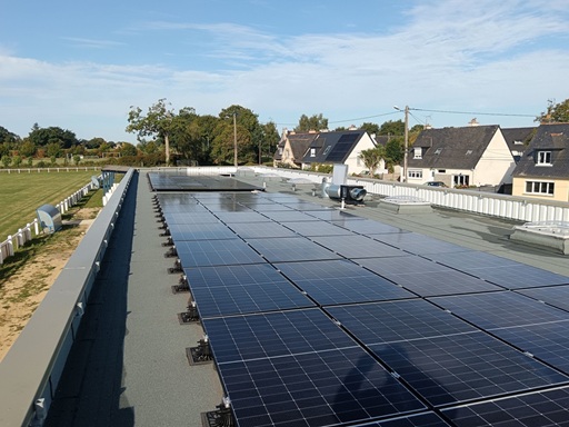 Installation de panneaux photovoltaïques à Pleslin-Trigavou (Côtes d'Armor) (photo Emeraude).