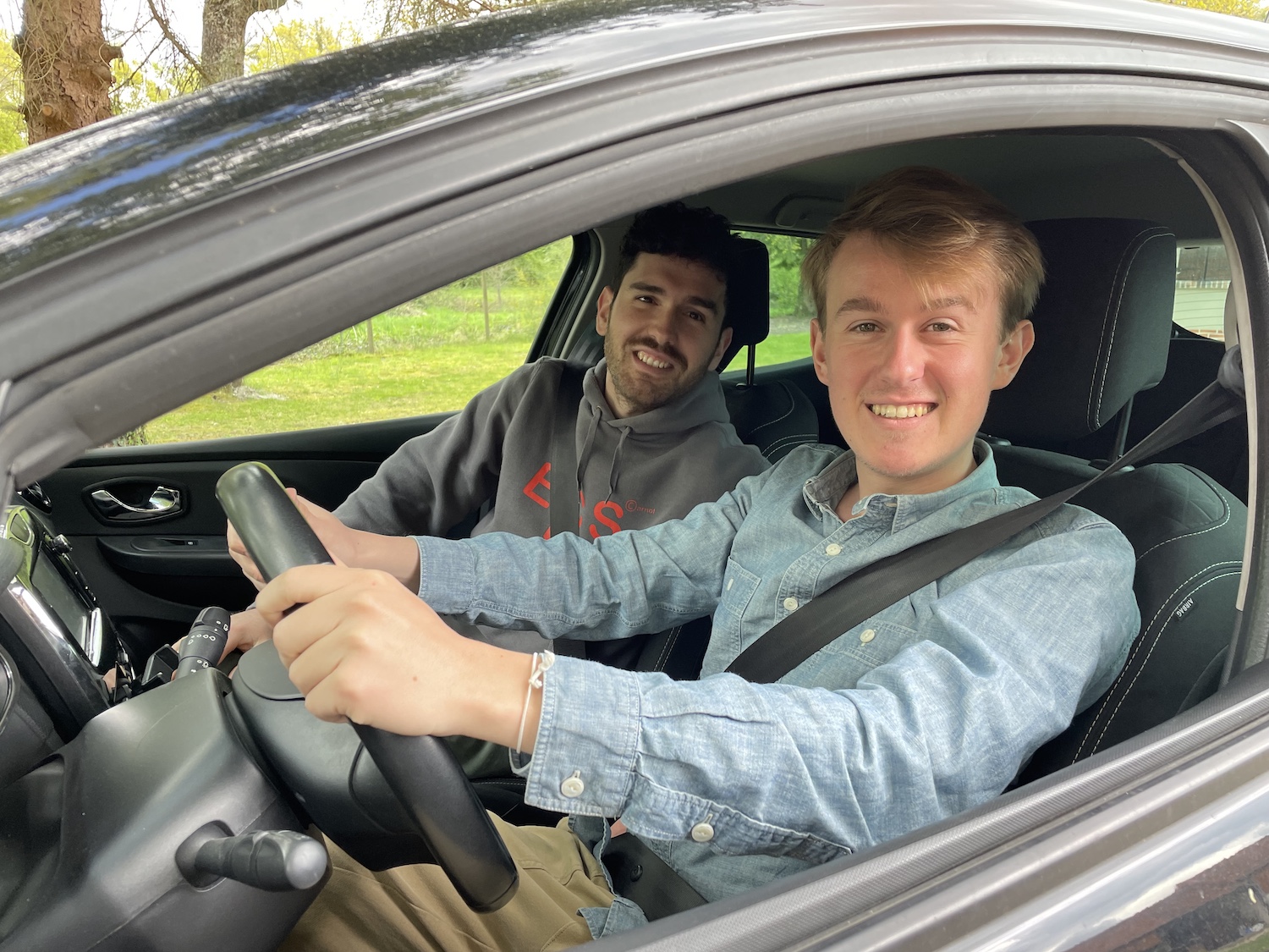Raphaël Ruegger et Théo Caviezel, un tour de France pour collecter les "trucs qui marchent" (photo FFTM).