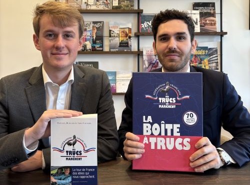 Raphaël Ruegger et Théo Caviezel présentent leur livre et la "Boîte à trucs" (photo FFTM).