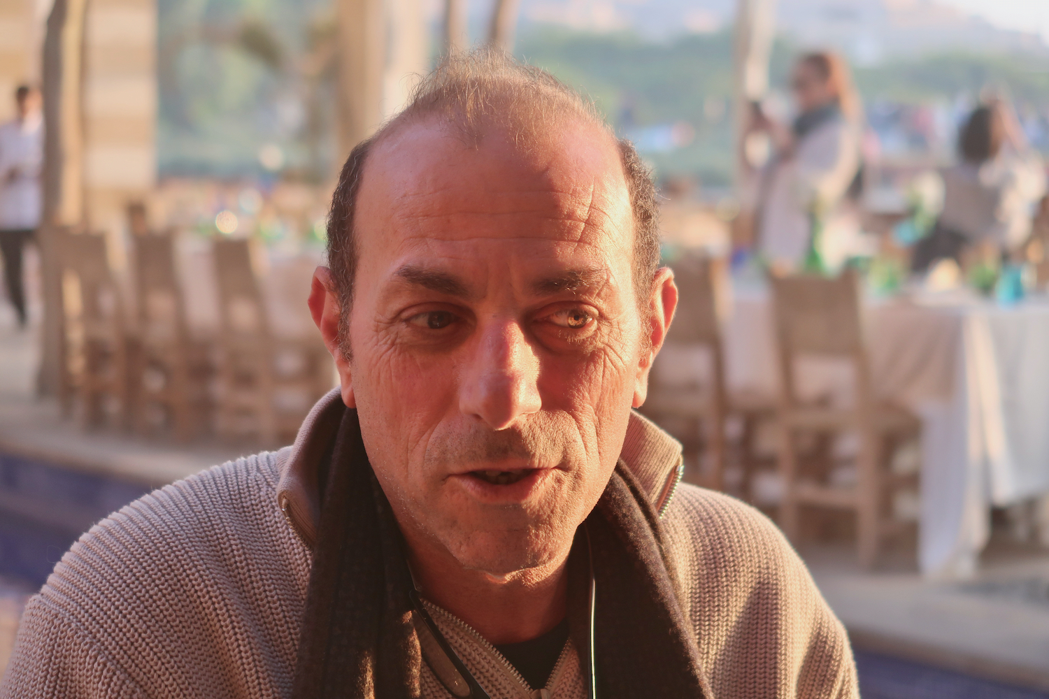 Hosam, exilé, déchiré, se bat toujours pour les jeunes de Gaza