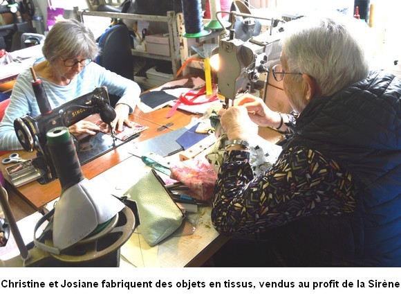 Christine et Josiane fabriquent des objets en tissus, vendus au profit de la Sirène