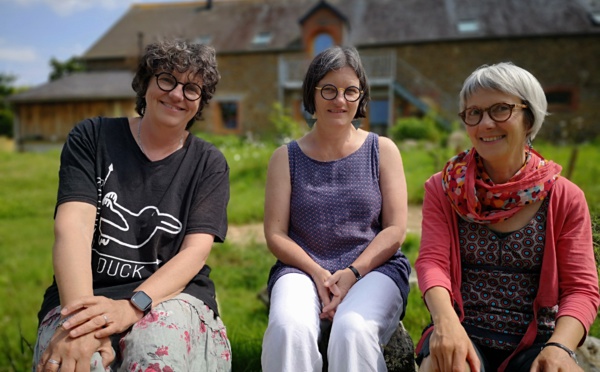 Isabelle Hétier, Anne-Marie Toullec et Christine Duménil, habitantes engagées de l'Ecohameau La Bogotière à Epiniac en Ille-et-Vilaine.