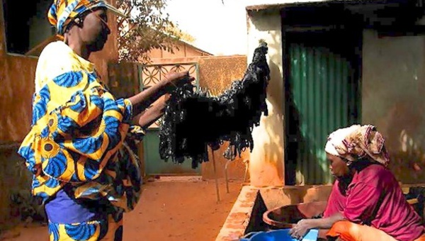 Le sac plastique, l'or noir des femmes de Bobo-Dioulasso