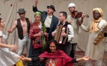 Le comédien ouvrier a mis le théâtre du monde dans son tiroir Le comédien ouvrier a mis le théâtre du monde dans son tiroir