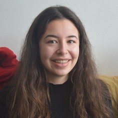 Adèle Gaubicher, 20 ans en licence 3 de lettres modernes à Rennes 2, originaire de Saint Brieuc. «&nbsp;Il y a 3 ans, je cherchais un logement sur Rennes. J'ai vu une annonce sur "&nbsp;le bon coin&nbsp;". J'ai décidé d'aller à la première réunion pour savoir ce que l'Afev proposait. Ça m'a plu et je suis dans cet appartement depuis trois ans&nbsp;».