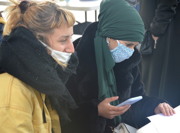 Perrine et Chaïma, habitante du quartier, actuellement elle aussi en stage à "Si on s'alliait&nbsp;?" Le jeudi 15 octobre 2020 elles assuraient, avec d'autres bénévoles,  la permanence sur la Dalle Kennedy.