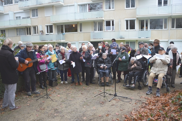 L'inauguration du graffiti fut l'occasion de créer une chorale éphémère.