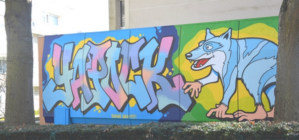 Le graffiti à l'arrière de la Maison de Quartier contribue à l'attrait du square. Le graffiti à l'arrière de la Maison de Quartier contribue à l'attrait du square.