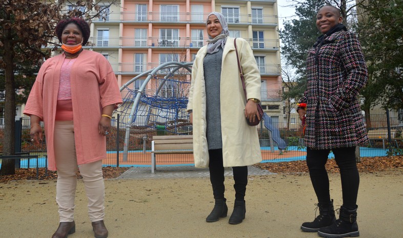 Martine Beaujouan,  Fatima Afrah, Régine Komokoli, trois des initiatrices du collectif Kune&nbsp;: «nous voulons montrer que les femmes venues d'ailleurs ont des savoir-faire». Pour la photo, elles ont accepté de tomber le masque.