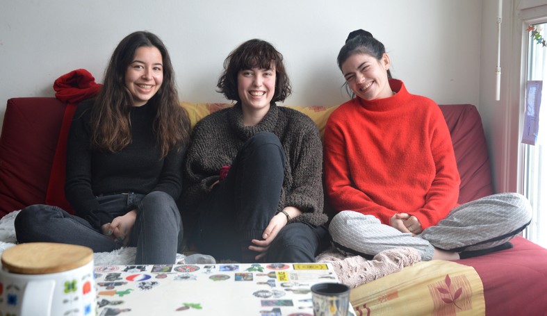 Adèle, Louise et Périne dans leur appartement square de Provence