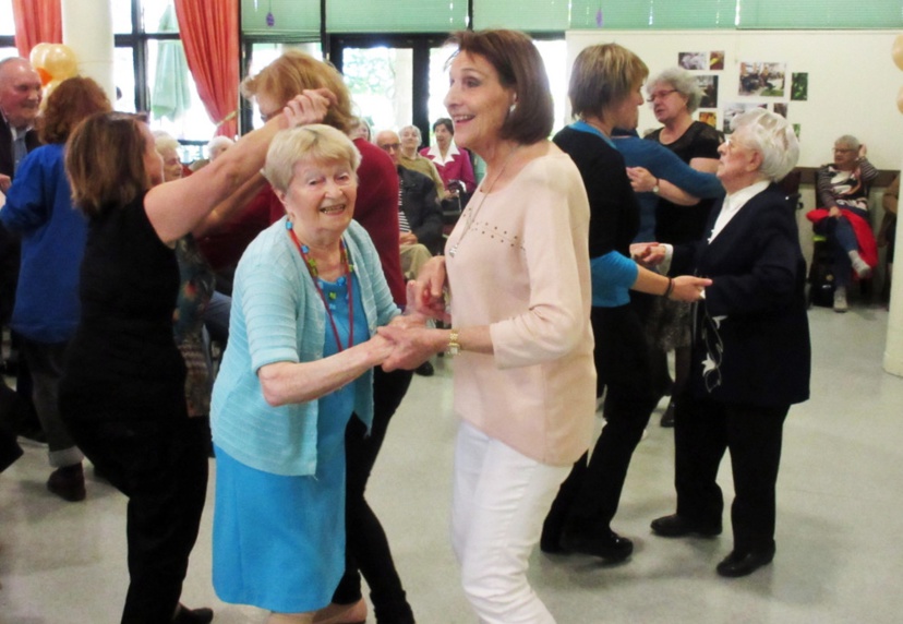 .Les résidents ont chanté et dansé.