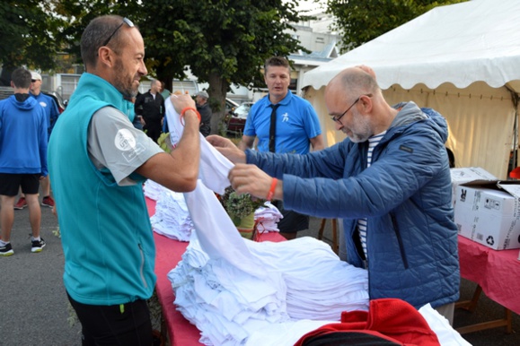 Chaque coureur reçoit un maillot aux couleurs du Relais Marathon de la vie