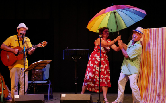 Le trio « Am’nez zique et les Biches » joue avec les chansons "météorologiques".