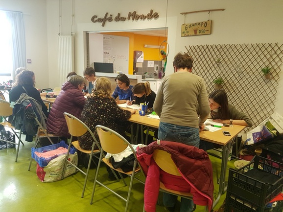 C'est le jour où chacun vient déposer ses articles (photo Centre social) C'est le jour où chacun vient déposer ses articles (photo Centre social)