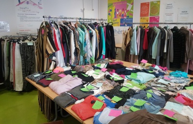 La bourse aux vêtements avant l'arrivée des acheteurs (photo Centre social)