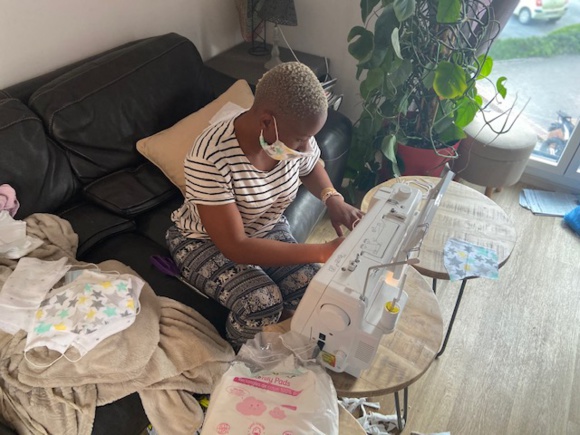 Régine Komokoli au travail sur sa machine à coudre. Régine Komokoli au travail sur sa machine à coudre.