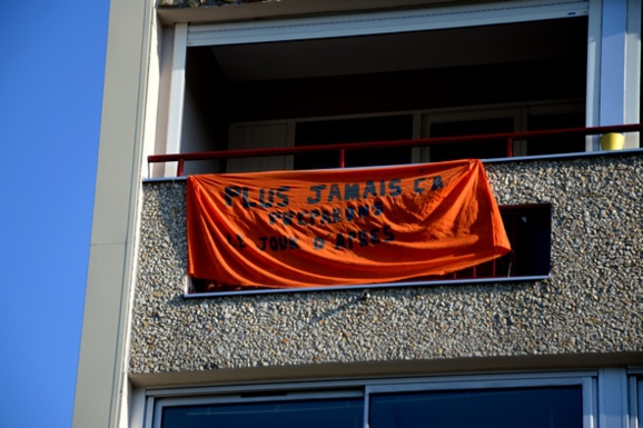 Cette banderole à la terrasse d'un immeuble de l'avenue du Languedoc à Rennes Villejean interpelle les passants. Faute de joindre les résidents qui ont rédigé ce message, chacun est invité à imaginer des solutions pour la sortie de crise du Covid 19. Il faudrait en tous cas de grands changements. Cette banderole à la terrasse d'un immeuble de l'avenue du Languedoc à Rennes Villejean interpelle les passants. Faute de joindre les résidents qui ont rédigé ce message, chacun est invité à imaginer des solutions pour la sortie de crise du Covid 19. Il faudrait en tous cas de grands changements.