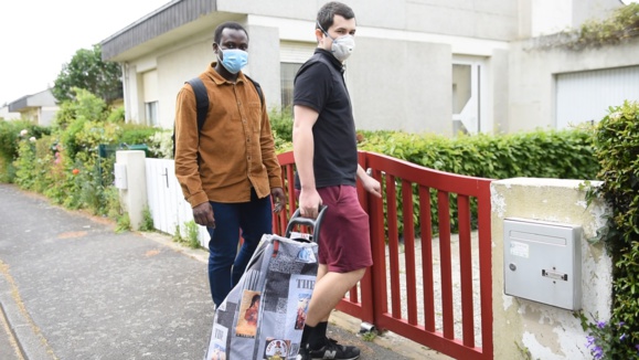 Un jour de confinement, deux étudiants, Moboladji Roger Alaye Djiman et Eliott Mels viennent livrer ses courses à une dame du quartier (capture d'écran d'une vidéo réalisée par Stéphanie Priou pour l Association Rennaise des Centres Sociaux)