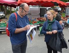 De nombreux clients du marché acceptent facilement de signer la pétition