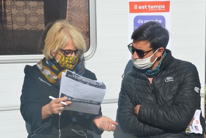 Dès l'arrivée de la caravane sur la Dalle, Françoise propose l'enquête à un passant.