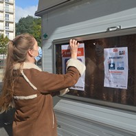 Laurane Aubrée affiche le projet sur la caravane