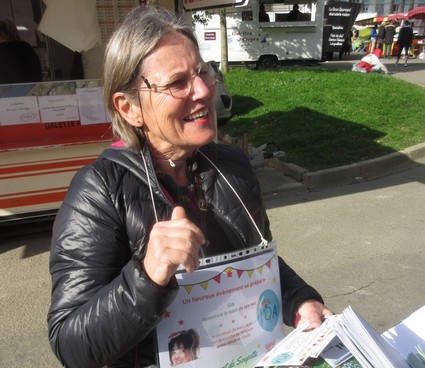 Dominique Halbout et les responsables d’IDA tiennent un stand sur le marché de Villejean le vendredi matin.