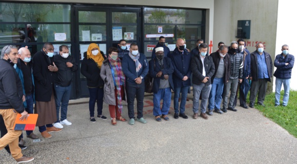 Dès le dimanche 11 avril après-midi, des citoyens, des élus et des représentants des mosquées de Rennes ont apporté leur soutien