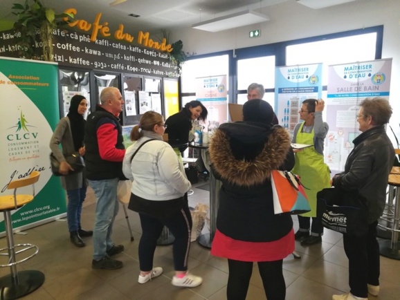 Au "Bar à eau" on déguste plusieurs eaux, à l'aveugle, dont celle du robinet Au "Bar à eau" on déguste plusieurs eaux, à l'aveugle, dont celle du robinet
