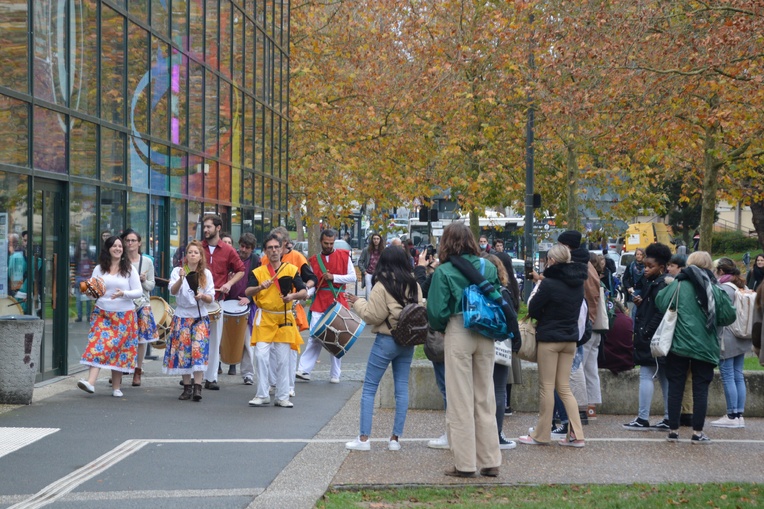 Les tambours du Maracatu sont un groupe de percussions et chants afro-brésiliens. Les tambours du Maracatu sont un groupe de percussions et chants afro-brésiliens.