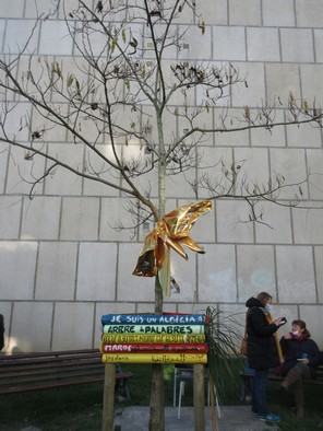 "Je suis un arbre à palabre", décliné en plusieurs langues.