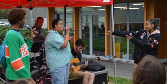 Scène ouverte : des chanteurs et musiciens plein d'énergie