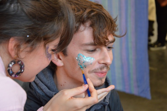 Le maquillage pour les adultes aussi. Le maquillage pour les adultes aussi.